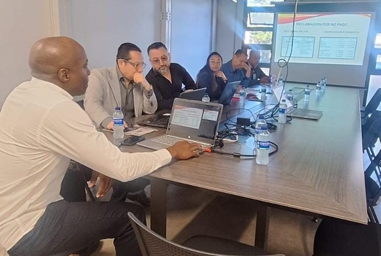 Equipo de trabajo planificando